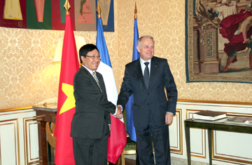 ລັດຖະມົນຕີການຕ່າງປະເທດ ຟ້າມບິ່ງມິງ ຢ້ຽມຢາມຝລັ່ງ